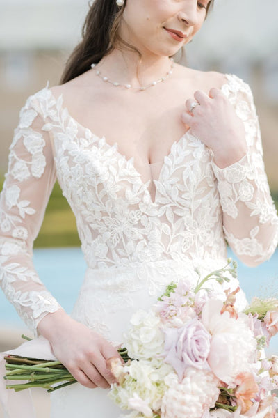 What are the reasons to choose a lace wedding dress?